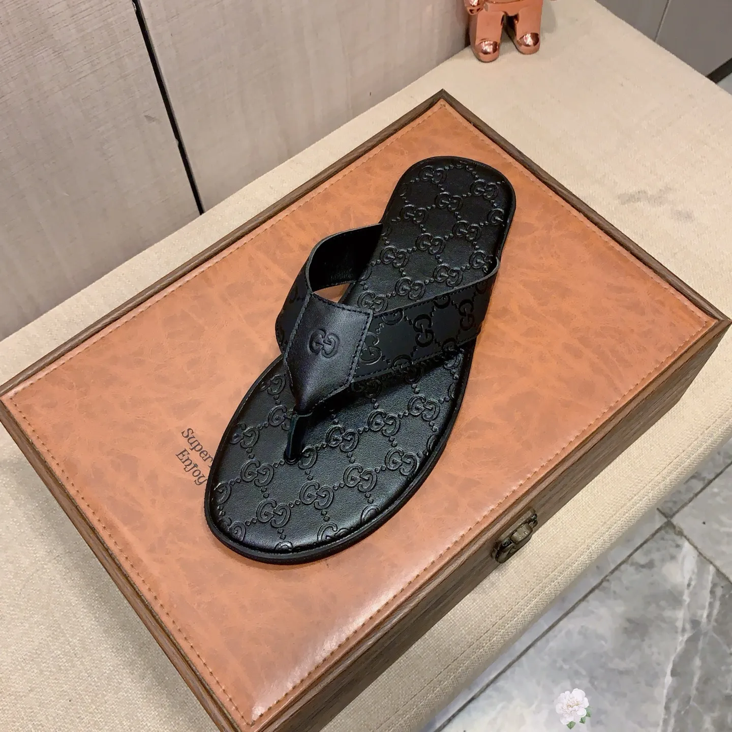 Slippers: New model: Factory price: 260💰💰🎩🎩🔥🔥《 Gucci* 》Series of slippers top purchasing agent🔍🔍Sold at the same time for men, original Italian imported webbing made of selected cowhide, exquisite workmanship,), sole: (super comfortable) original factory special sole, ⚠️exclusive double-layer movable molded sole super comfortable⚠️, real shot🎬the real thing is more beautiful🔍🔍266 regular code 38-44, can be ordered 45.